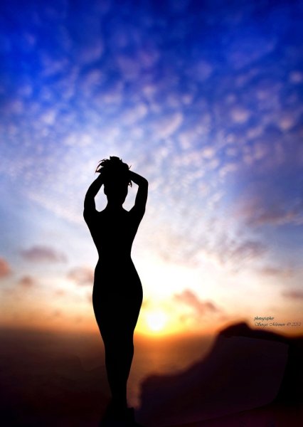 Красивый силуэт свободной девушки