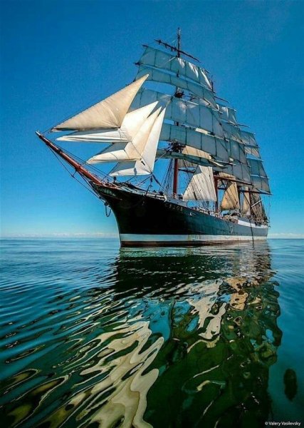 Парусник в море