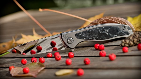 Нож на красивом фоне