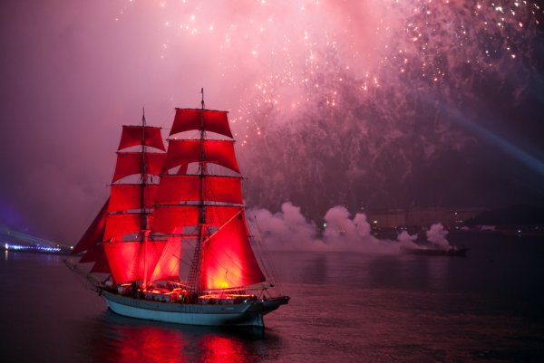 Фрегат с красными парусами