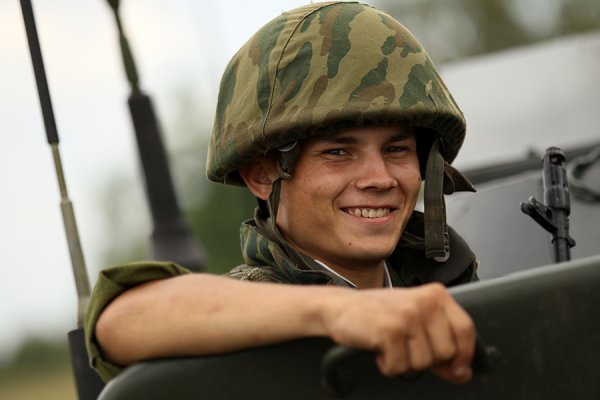 Военный улыбается