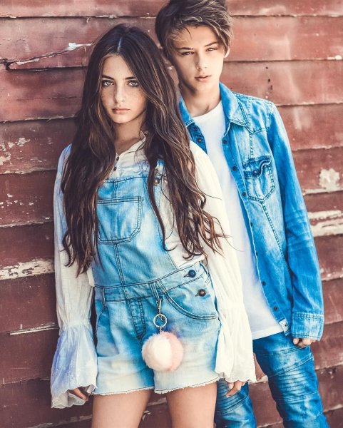 Молодежь с планшетом