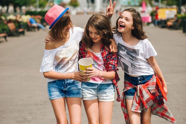 Композиция с современными подростками