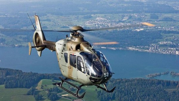 Вертолет в воздухе