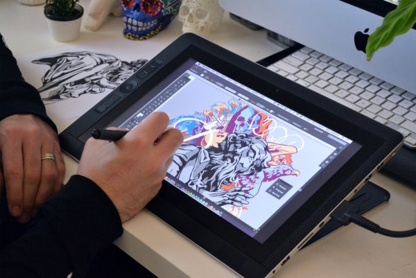 Художник с графическим планшетом