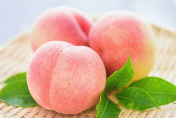 Фрукты персики мандарины