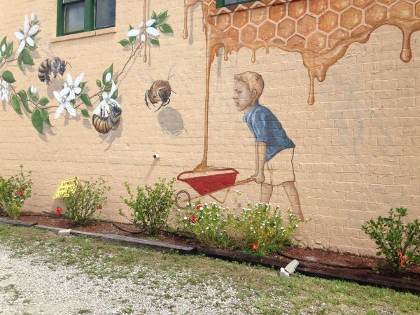 Граффити на заборе на даче