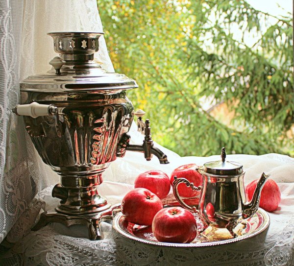 Чайный стол с самоваром