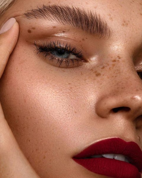 Ирина Шейк брови