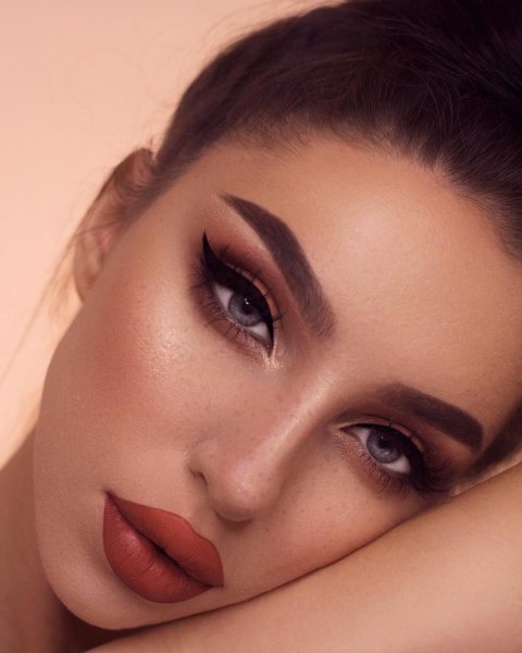 Выразительные брови