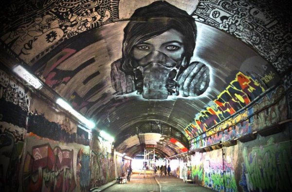 Тоннель метро с граффити