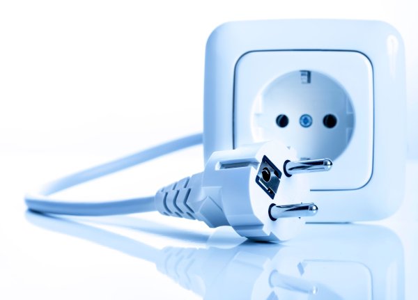 Вилка из розетки