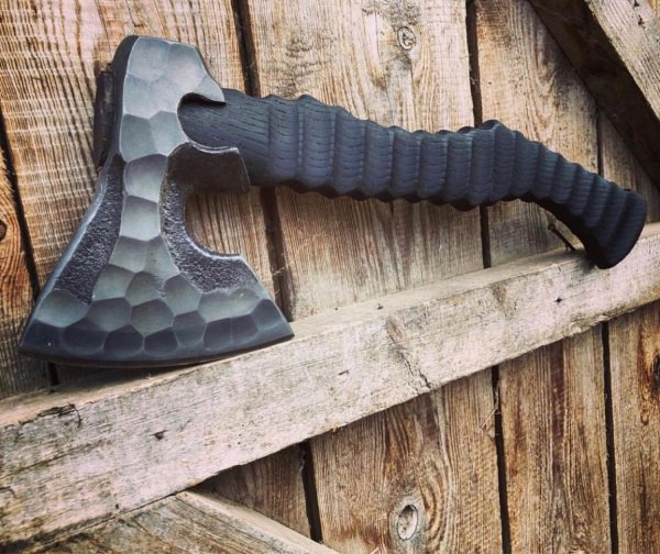 Красивый топор