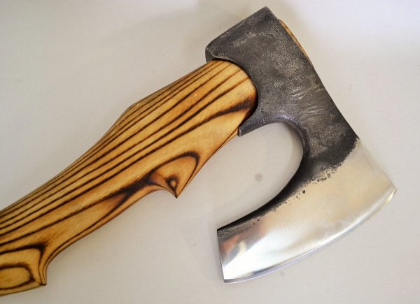 Топор с широким лезвием