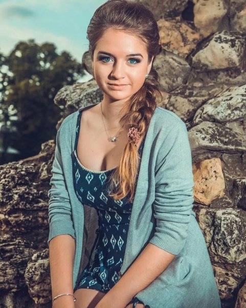 Красивые скромные девушки