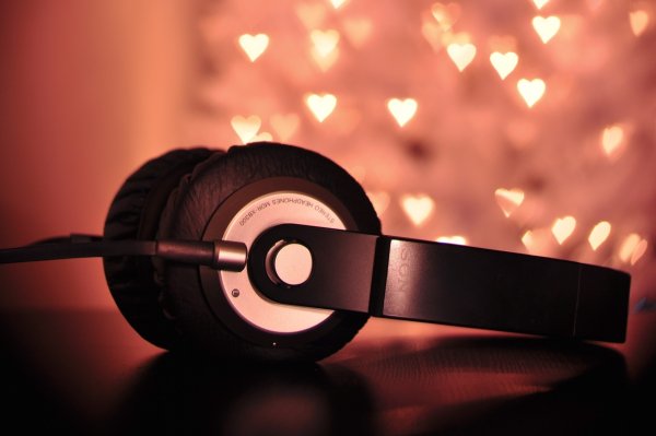 Наушники на красивом фоне