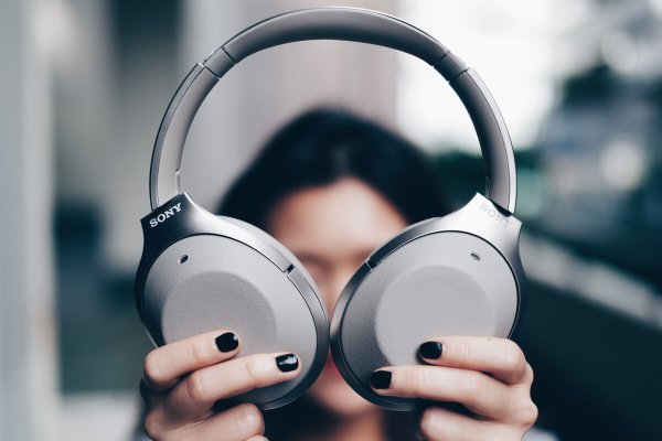 Наушники на столе