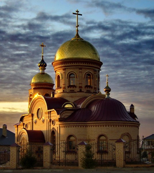 Красивый большой храм