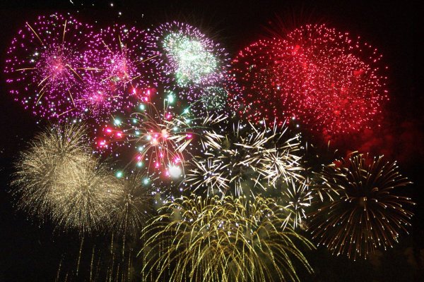 Салюты и фейерверки