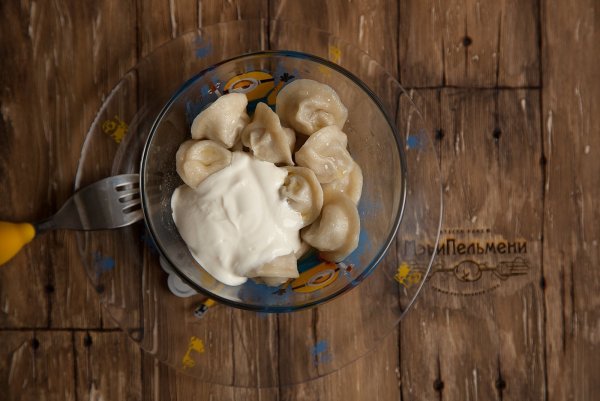 Пельмени на темном фоне