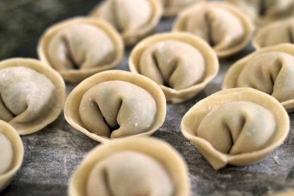 Пельмень у девушки