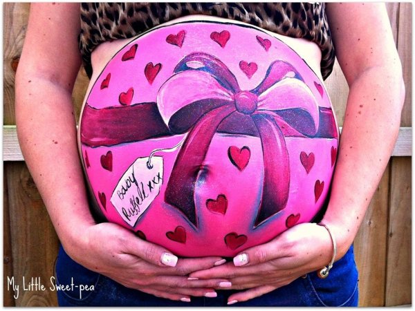 Бомбочка на животе беременной