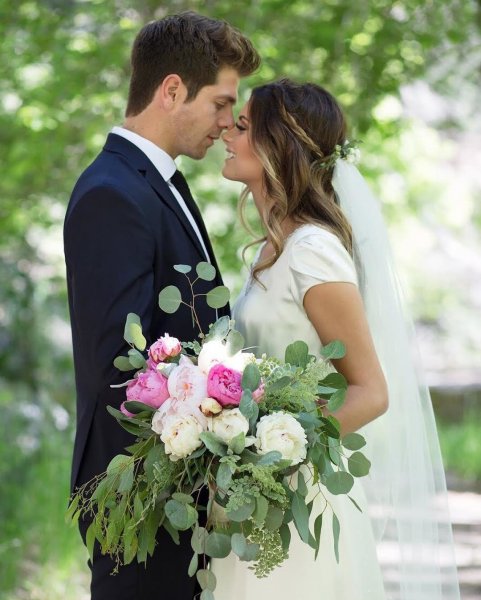 Красивые жених и невеста