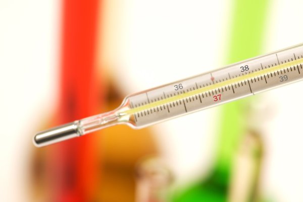 Термометр на белом фоне