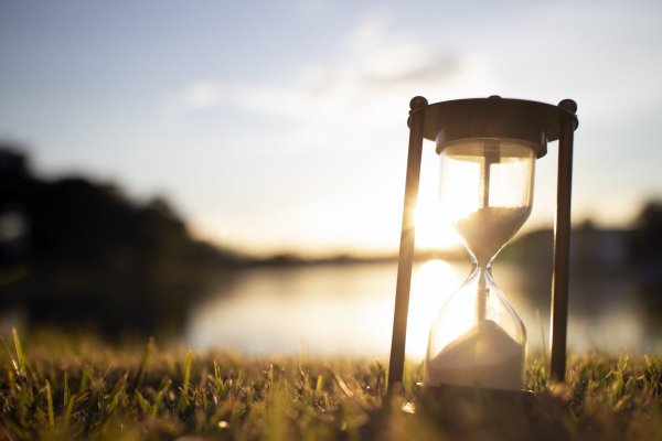 Песочные часы в песке