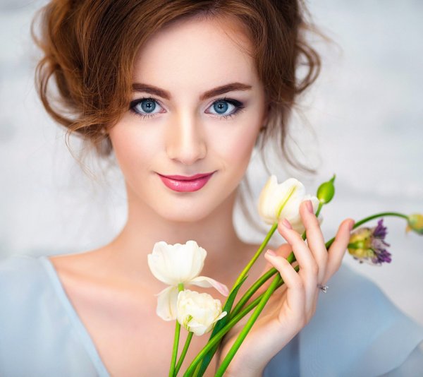 Фотопортрет с улыбкой и цветами