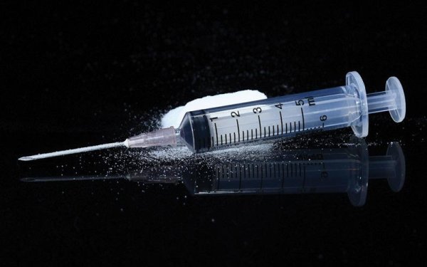 Шприц без фона