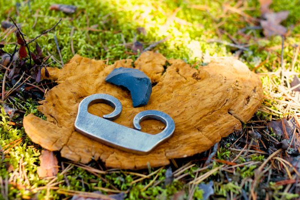 Трут кремень и кресало