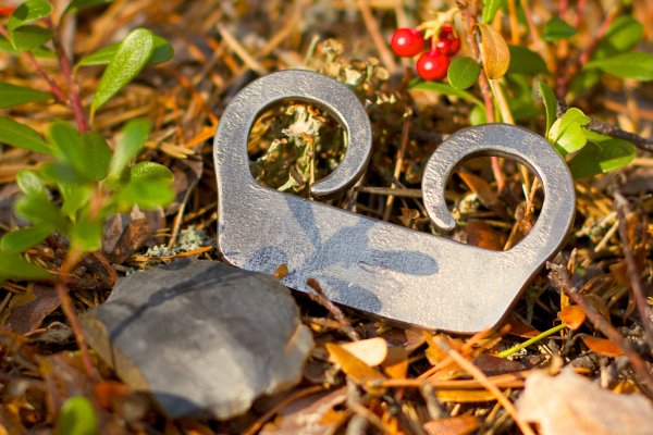 Трут кремень и кресало