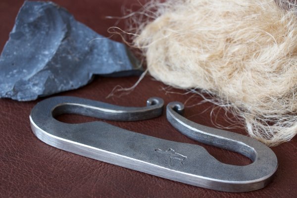 Трут кремень и кресало