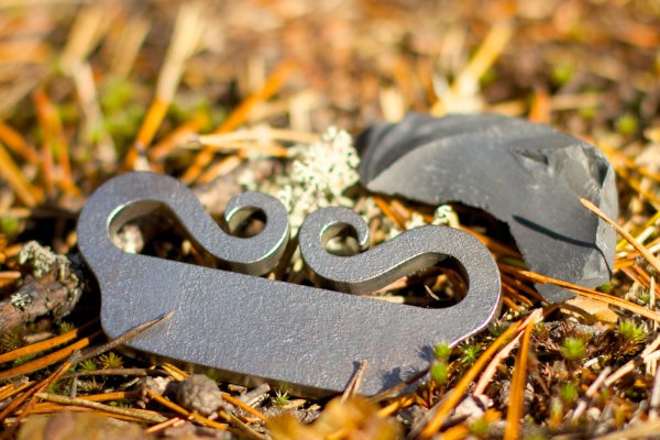 Трут кремень и кресало