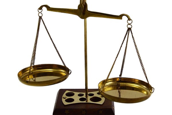 Весы с гирькой на прозрачном фоне