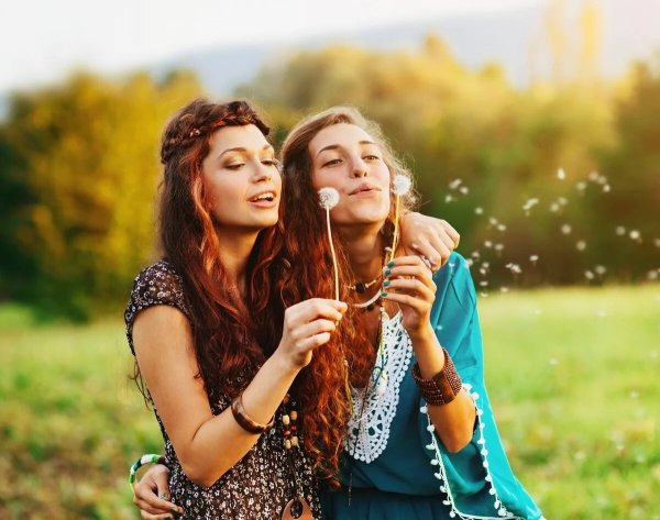 Лучшие подруги обнимаются