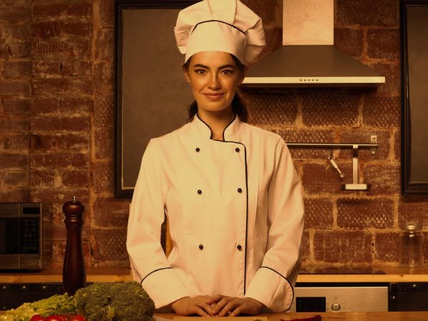 Девушка повар