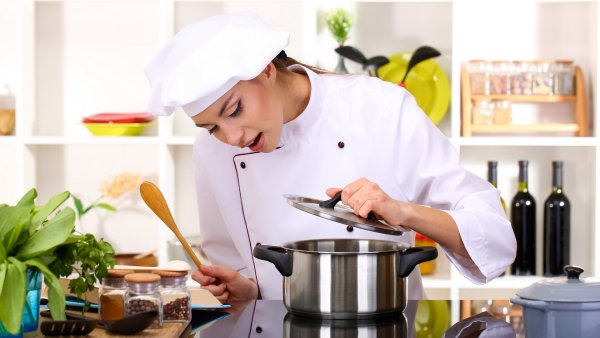 Повар женщина