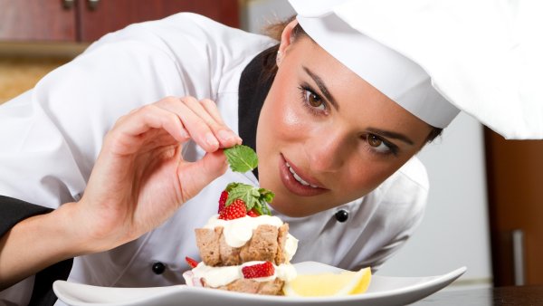 Девушка повар