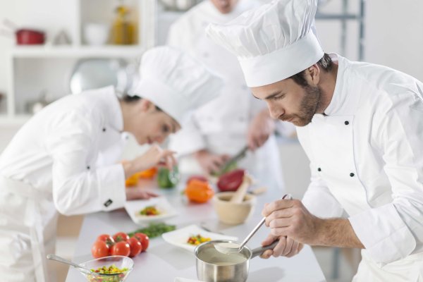 Повар готовит