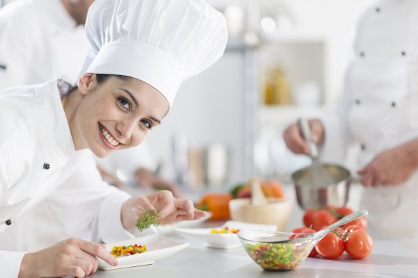 Повар женщина с блюдом