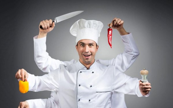 Девушка в поварском колпаке и фартуке