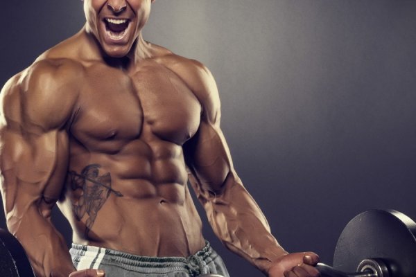 Спортсмен с гантелями