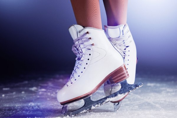 Коньки фигурные на льду
