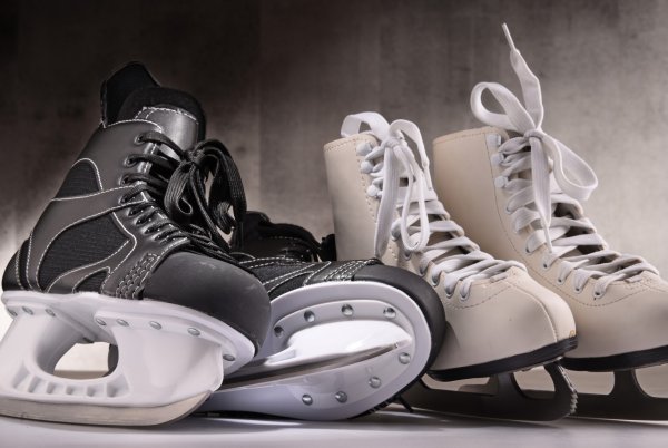 Коньки фигурные и хоккейные на льду