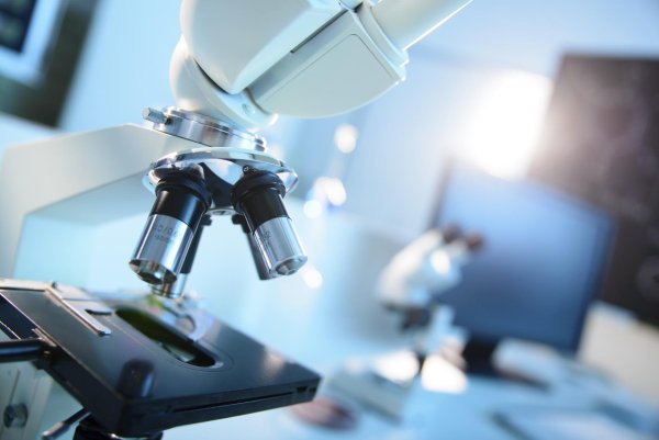 Ученый за микроскопом