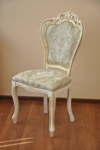 Стул с резной спинкой