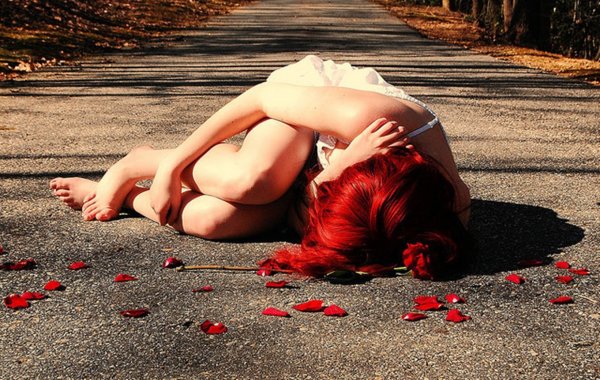 Страдающая девушка от любви