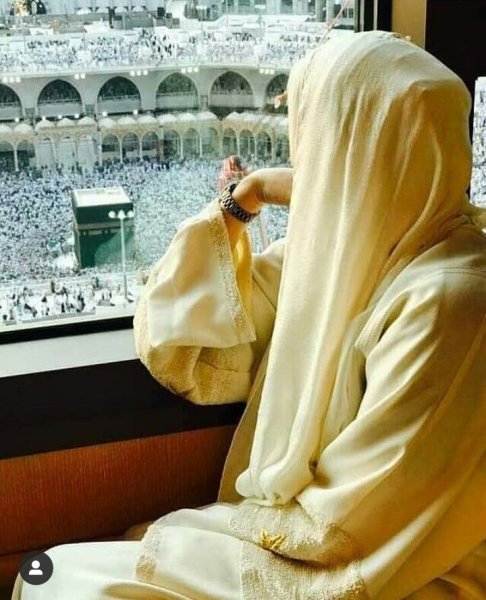 Девушка в хиджабе со спины